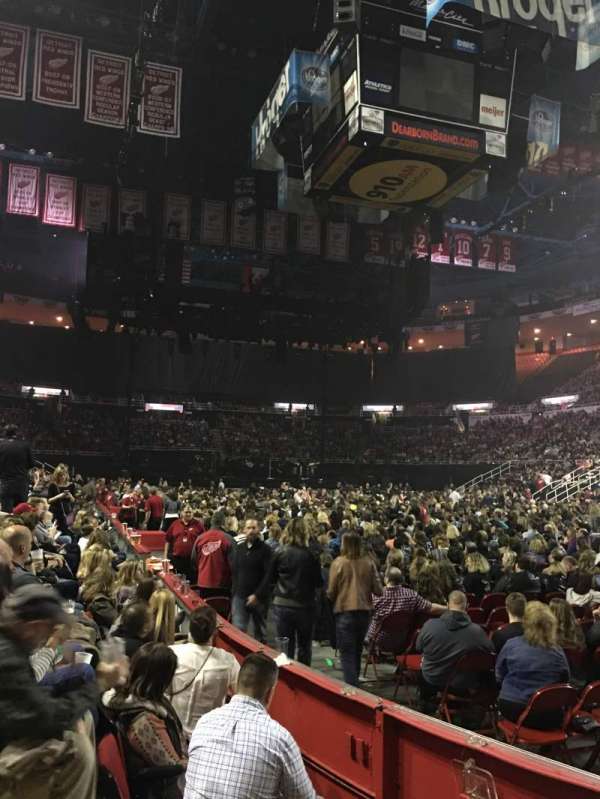 Joe Louis Arena, block: 104, row: 3, seat: 3