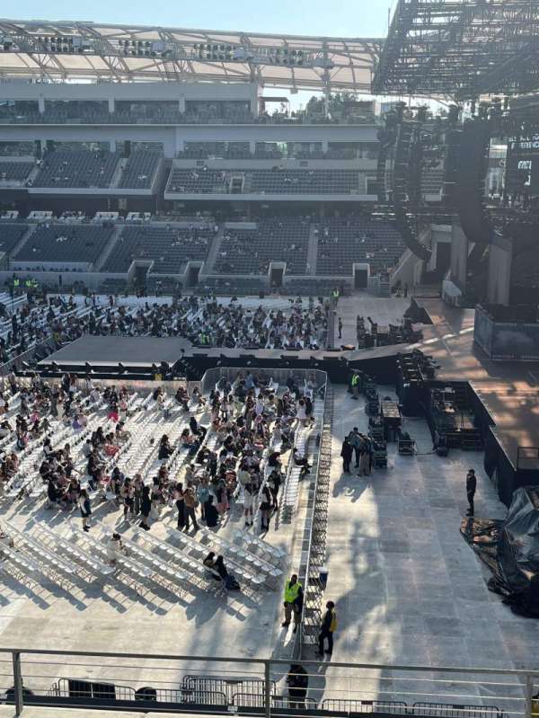 BMO Stadium, block: 209, row: e, seat: 8