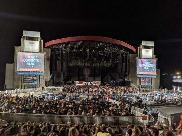 Jones Beach Theater, block: 105, row: N, seat: 9
